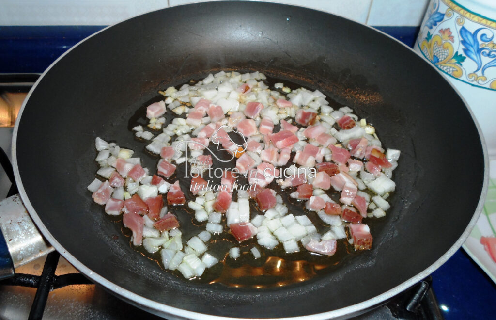 Pancetta e cipolla per zucchine tonde ripiene di riso